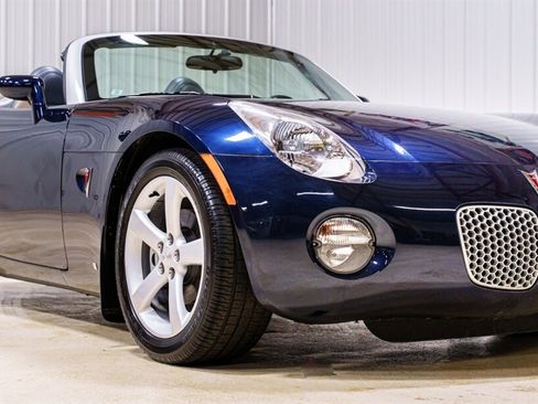 Used 2006 Pontiac Solstice Convertible w/ Premium Package image 1