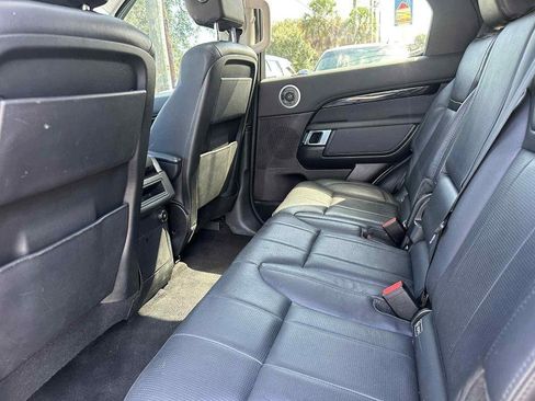 Used 2018 Land Rover Discovery SE image 18