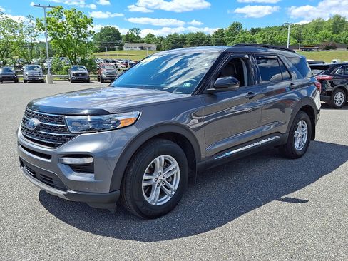 Used 2023 Ford Explorer XLT w/ Equipment Group 202A AWD/4WD image 4