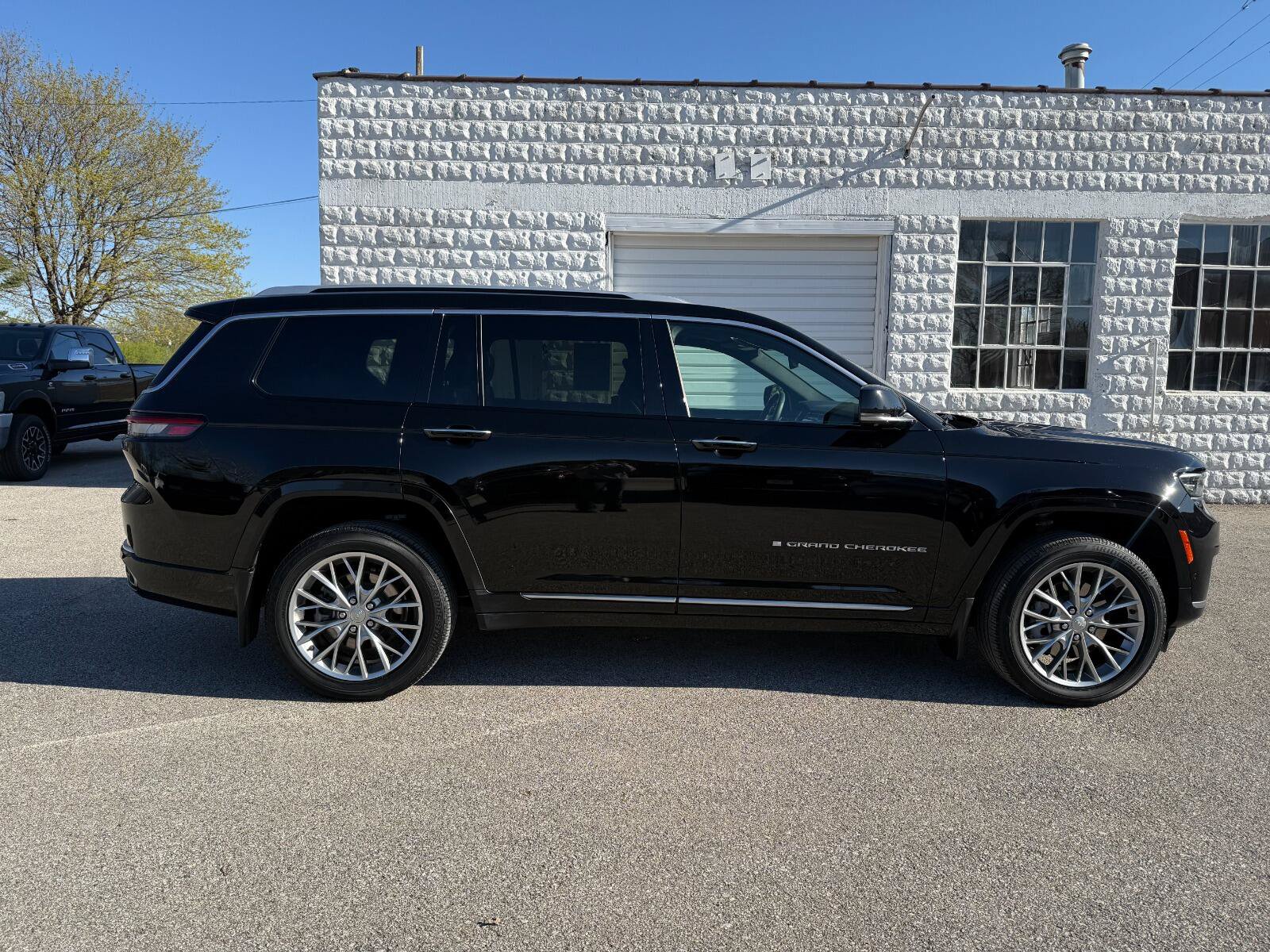 Used 2022 Jeep Grand Cherokee L Summit w/ Luxury Tech Group V AWD/4WD image 4