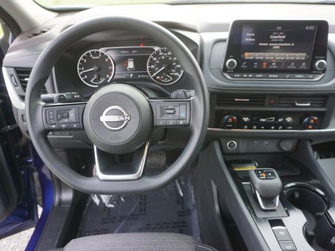 Used 2023 Nissan Rogue SV image 9