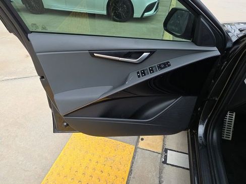 Used 2023 Kia Niro EX Touring image 11