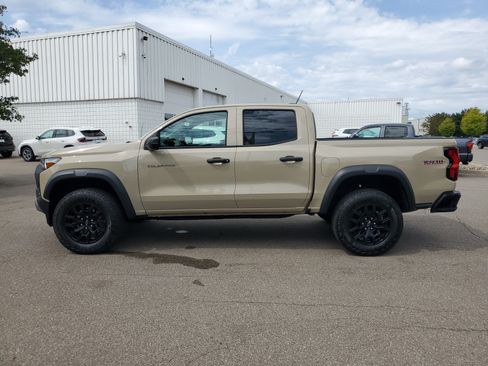Used 2024 Chevrolet Colorado Trail Boss w/ Advanced Trailering Package AWD/4WD image 2
