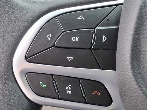 Used 2024 Chrysler Pacifica Touring-L image 22