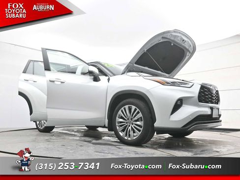 Used 2024 Toyota Highlander Platinum image 29