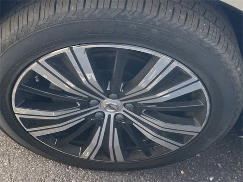 Used 2023 Volvo XC60 B5 Ultimate w/ Protection Package Premier image 4