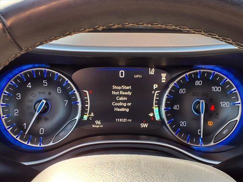 Used 2023 Chrysler Pacifica Touring image 11