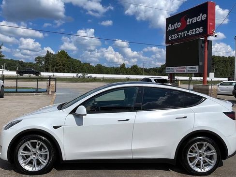 Used 2023 Tesla Model Y AWD image 5