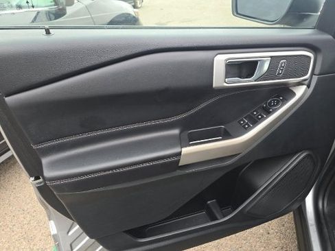 Used 2022 Ford Explorer XLT w/ Equipment Group 202A image 9