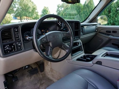 Used 2005 GMC Yukon XL 2500 SLT w/ SLT Preferred Equipment Group image 10