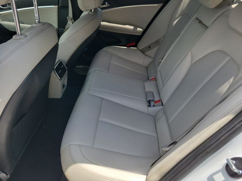 Used 2025 Genesis G70 2.5T RWD image 13