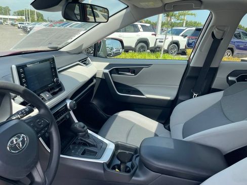 Used 2021 Toyota RAV4 XLE w/ Convenience Package FWD image 17
