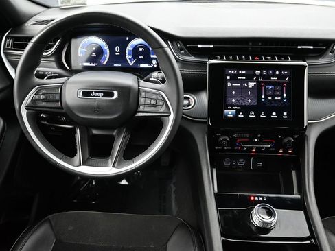 Used 2023 Jeep Grand Cherokee L Laredo image 5