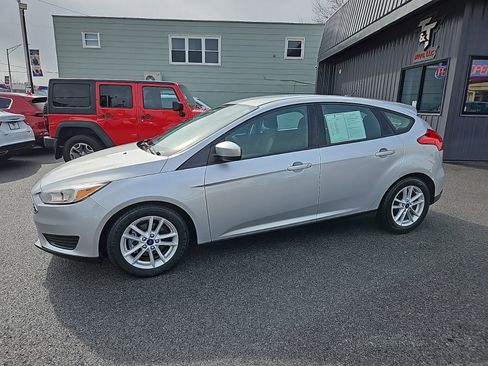 Used 2018 Ford Focus SE FWD image 2