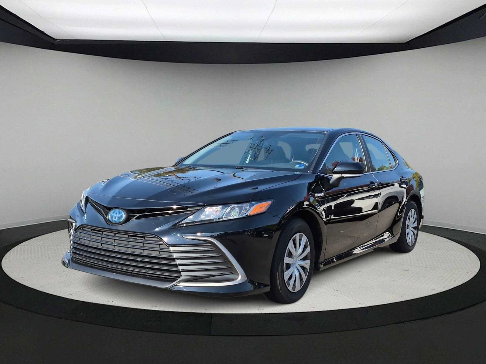 Used 2021 Toyota Camry LE FWD image 4