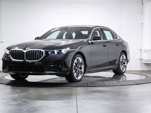 New 2026 BMW i5 eDrive40 w/ Convenience Package image 3