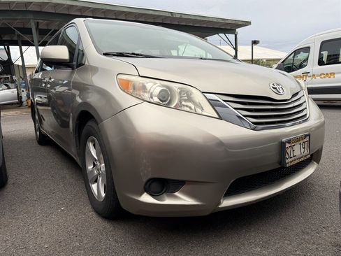 Used 2017 Toyota Sienna LE FWD image 4