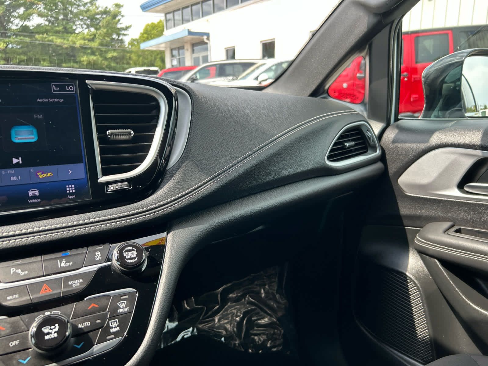 Used 2024 Chrysler Pacifica Touring FWD image 18
