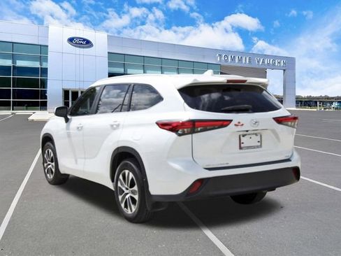 Used 2023 Toyota Highlander XLE image 2