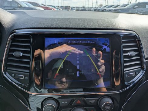 Used 2020 Jeep Grand Cherokee Limited w/ Luxury Group II image 17