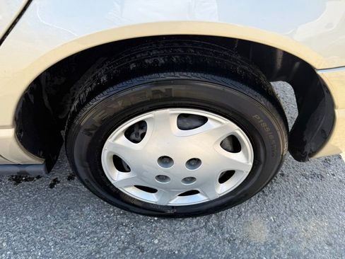 Used 2002 Saturn S-Series SL1 image 12