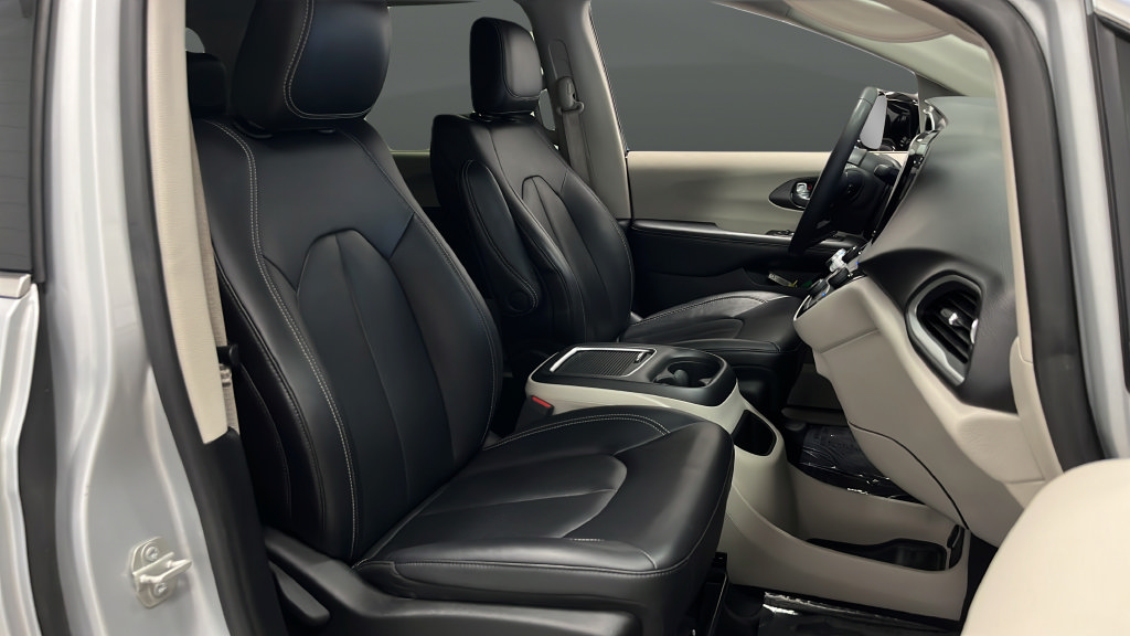 Used 2024 Chrysler Pacifica Touring-L FWD image 23