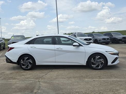 Used 2024 Hyundai Elantra SEL w/ Convenience Package FWD image 4