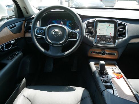 Used 2025 Volvo XC90 B6 Plus w/ Protection Package Premier AWD/4WD image 12