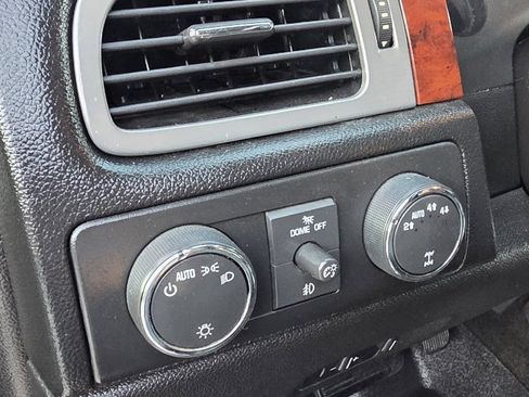 Used 2013 Chevrolet Avalanche LTZ image 11