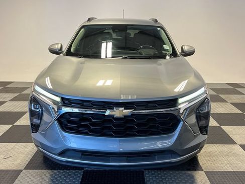 Used 2024 Chevrolet Trax LT w/ Driver Confidence Package FWD image 2