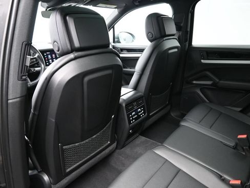 Certified 2024 Porsche Cayenne AWD/4WD image 8