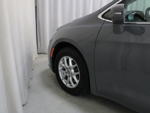 Used 2022 Chrysler Pacifica Touring-L w/ Uconnect Theater Family Group FWD image 30