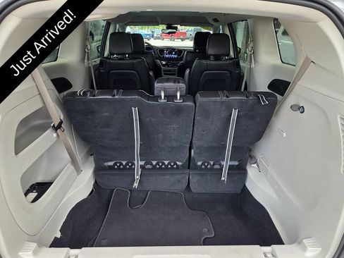 Used 2024 Chrysler Pacifica Touring-L FWD image 12