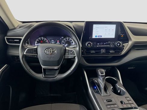 Used 2023 Toyota Highlander LE image 18