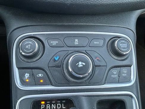 Used 2015 Chrysler 200 Limited FWD image 26