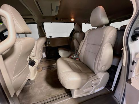 Used 2017 Toyota Sienna Limited FWD image 29