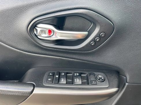 Used 2019 Jeep Cherokee Limited AWD/4WD image 31