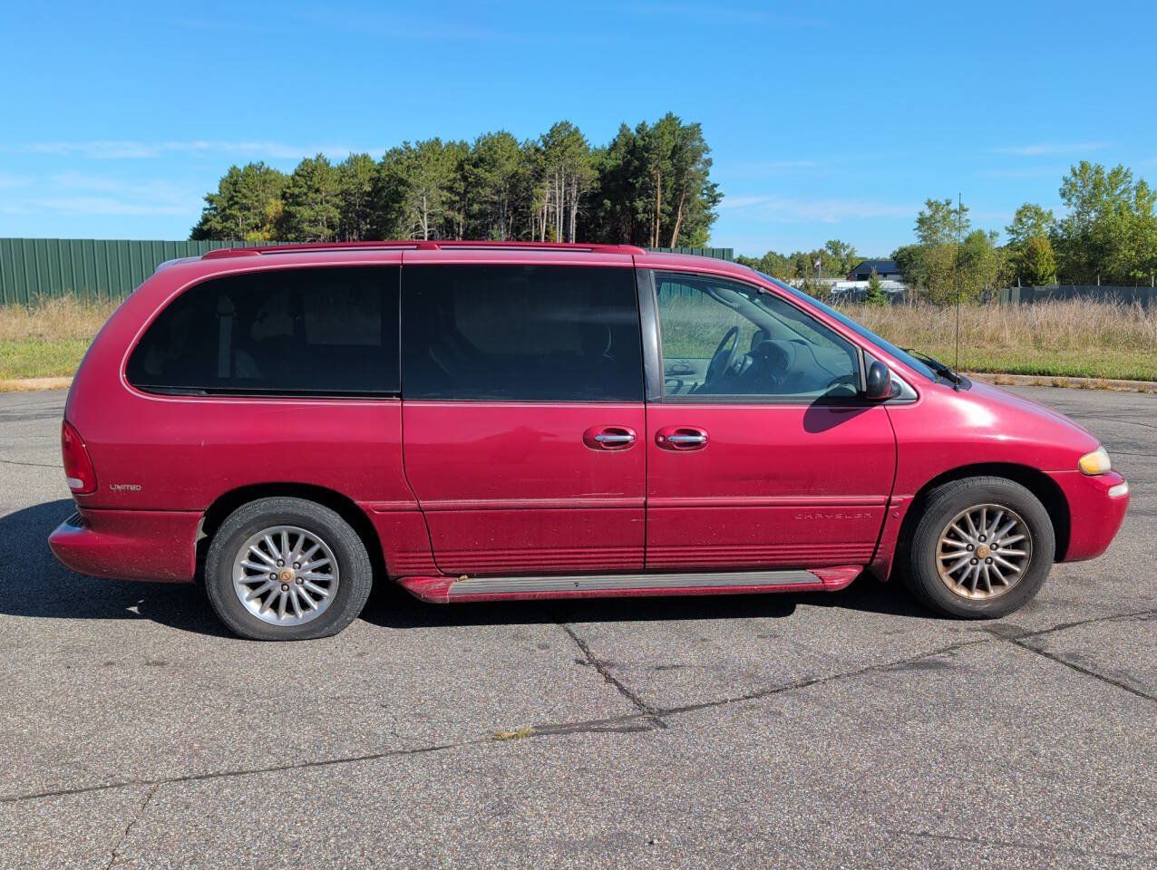 Used 1999 Chrysler Town & Country Limited FWD image 6