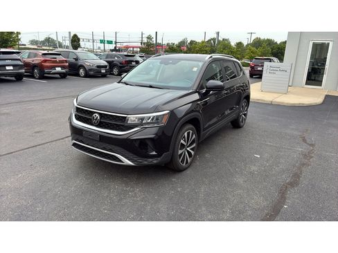 Used 2024 Volkswagen Taos SE FWD image 3