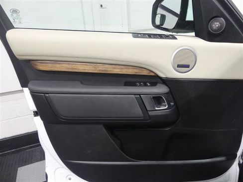 Used 2017 Land Rover Discovery HSE image 17