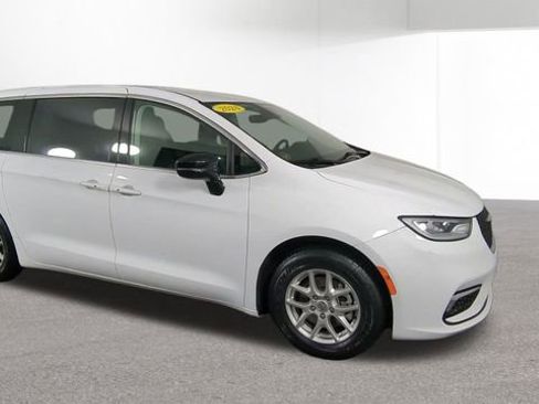 Used 2024 Chrysler Pacifica Touring-L FWD image 2