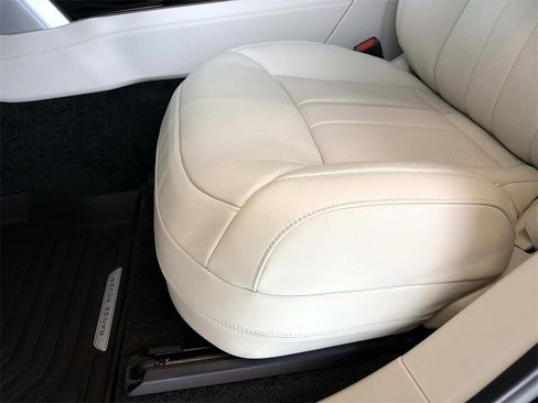 New 2025 Land Rover Range Rover Long Wheelbase Autobiography image 18