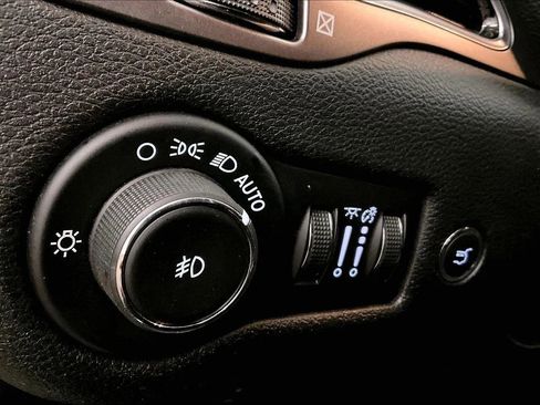 Used 2019 Jeep Cherokee Limited image 30