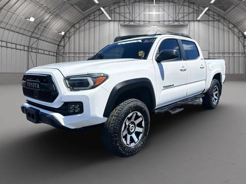 Used 2018 Toyota Tacoma SR5 RWD image 16