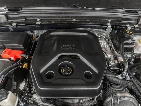 Used 2025 Jeep Wrangler Unlimited Sahara AWD/4WD image 5