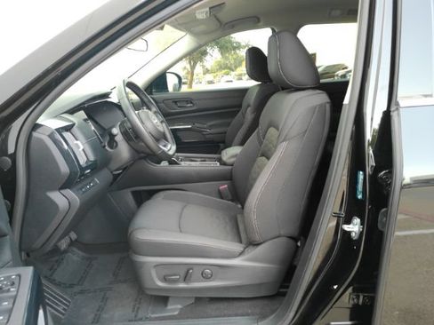 Used 2025 Nissan Pathfinder SV FWD image 12