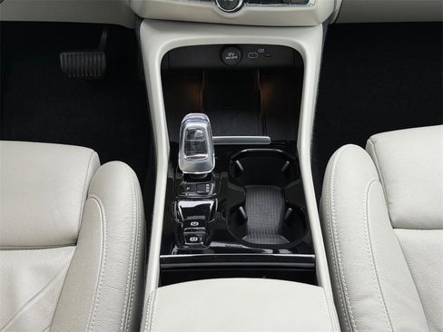 Used 2023 Volvo XC40 B5 Ultimate w/ Climate Package image 12