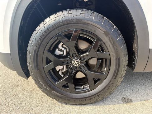 Certified 2024 Volkswagen Atlas Peak Edition SEL AWD/4WD image 34