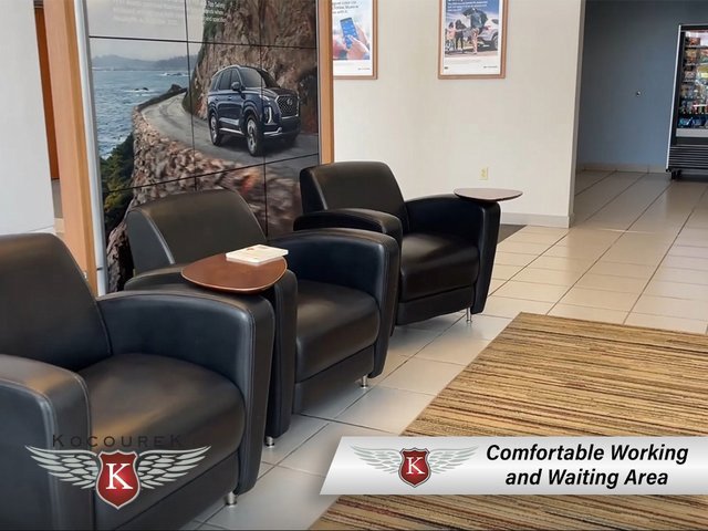 Used 2017 Chrysler Pacifica Touring-L Plus w/ Uconnect Theatre Group FWD image 39