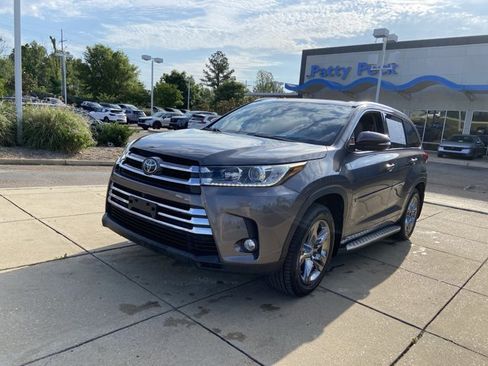 Used 2017 Toyota Highlander Limited Platinum AWD/4WD image 4